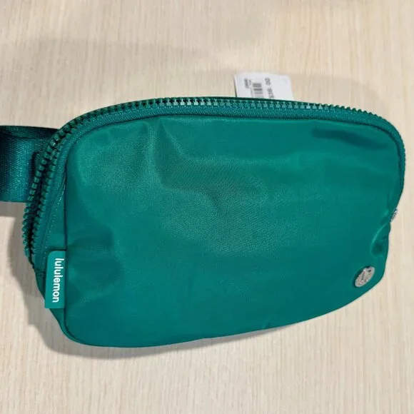 NWT Lululemon Everywhere Belt Bag 1L Green - Picture 9 of 12